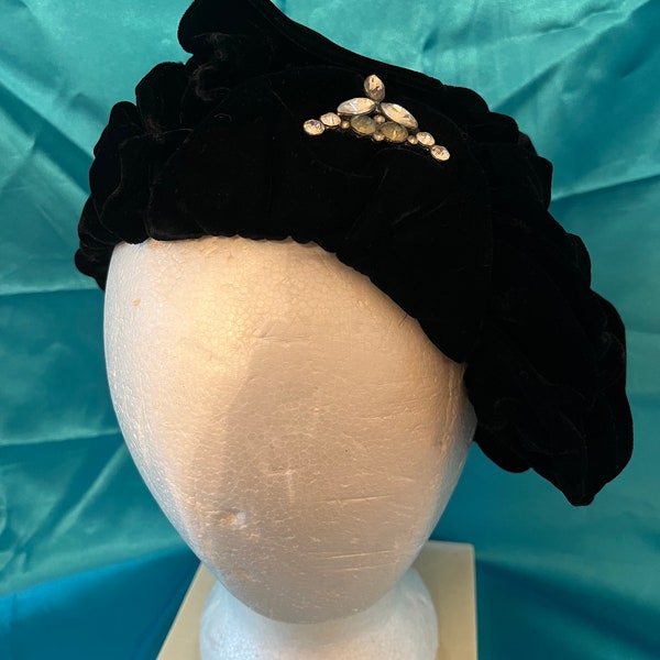 Vintage Wesco 1920’s black velvet beret hat with rhinestone accent