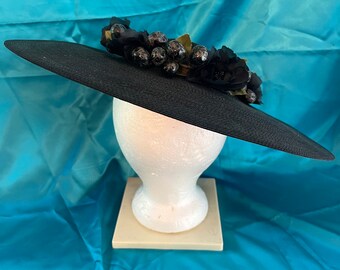 Vintage  18” large brimmed navy blue straw hat with organza flowers, leaves and bud accents- in original box Gus Mayer,NO