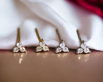 Pendientes de trío de tres puntos muy pequeños de plata/oro con cristales CZ brillantes - geométricos y discretos - regalo perfecto para ella - regalo de Navidad