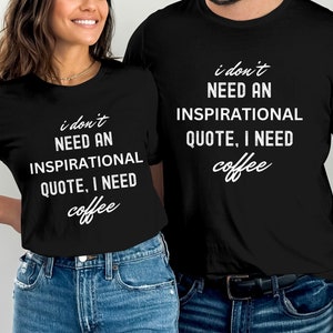 Puede incluir: Dos camisetas negras con texto blanco. El texto en las camisetas dice "i don't need an inspirational quote, i need coffee".