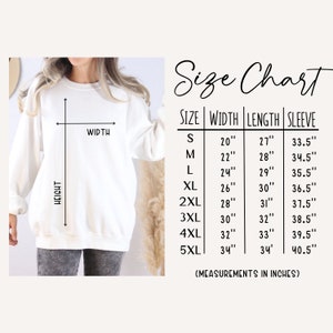 Peut inclure: Un sweat-shirt blanc avec un tableau des tailles. Le tableau indique les mesures en pouces pour la largeur, la longueur et la longueur des manches, allant de la taille S &agrave; 5XL. Le texte "Size Chart" est &eacute;crit en cursive.