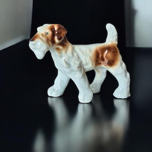 Figura de terrier de cerámica vintage: marrón y blanco.