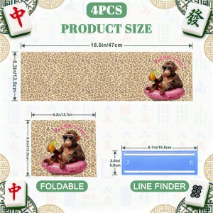 Puede incluir: Un set de 4 piezas con una alfombrilla de estampado de leopardo con un mono en un flotador rosa, una alfombrilla m&aacute;s peque&ntilde;a a juego y un buscador de l&iacute;neas azul. Medidas: 47cm x 13,5cm, 15,7cm x 13,5cm y 15,5cm x 5,0cm. El set es plegable e incluye fichas de mahjong.