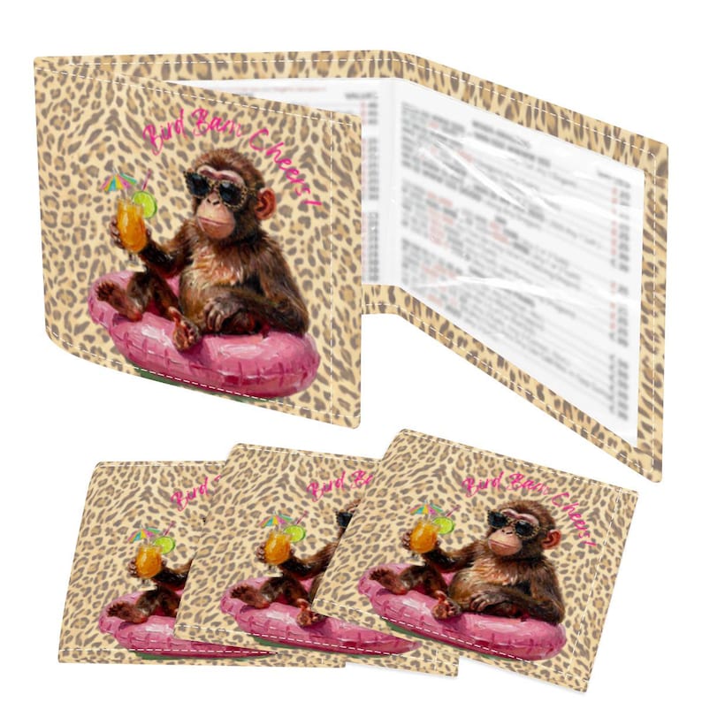 Puede incluir: Un portacuenta con estampado de leopardo que muestra a un mono con gafas de sol sosteniendo una bebida tropical sobre un flotador rosa, con el texto "Bird Bar Cheers!" impreso sobre el mono en el frente y los paneles interiores.