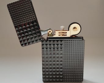 Encendedor Zorro ZL8 de latón con diseño geométrico piramidal negro - Carcasa ultrafina y bisagra resistente (con caja de regalo y piedras)