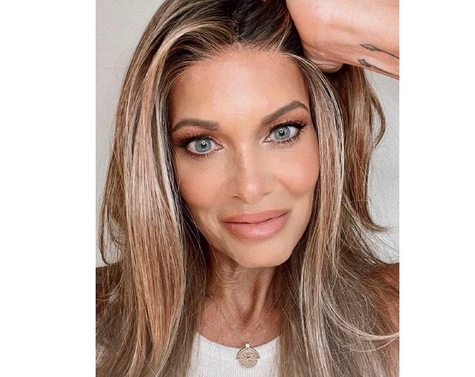 Harper 23” synthetic wig Bronde dark root straight long layers. All hand tied cap and lace front for an undetectable hairline!