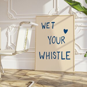 Wydruk na wózku barowym, „Wet Your Whistle” w kolorze niebieskim, ręcznie pisany tekst do dekoracji Twojego domu, plik cyfrowy do łatwego drukowania w dogodnym dla Ciebie czasie