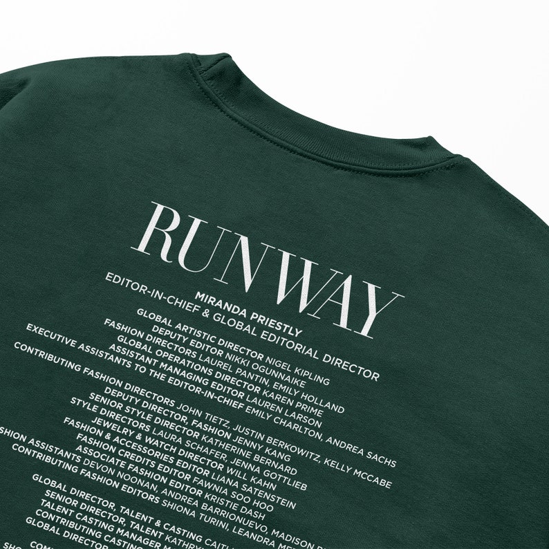 Pode incluir: Uma camiseta verde escura com texto branco que diz "RUNWAY" e lista os nomes do editor-chefe e outros membros da equipe. O texto inclui o t&iacute;tulo "Editor-chefe e diretor editorial global" e os nomes do diretor art&iacute;stico global, do editor adjunto, dos diretores de moda, dos assistentes executivos, do diretor de opera&ccedil;&otilde;es globais, do editor assistente, dos diretores de moda colaboradores, do diretor adjunto, dos diretores de estilo, do diretor de estilo principal, do editor de moda e acess&oacute;rios, do diretor de joias e rel&oacute;gios, do editor de cr&eacute;ditos de moda, do editor de moda adjunto, dos assistentes de moda, dos editores de moda colaboradores, do diretor global, do talento e do casting, do diretor principal, do talento, do gerente de casting de talento, do casting colaborador, do diretor global e da loja.