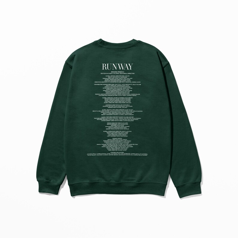 Pode incluir: Uma camisola verde escura com a palavra "RUNWAY" impressa nas costas, seguida de uma lista de cargos e nomes.