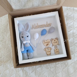 Moldura personalizada para estatísticas de nascimento de bebês com coelho de crochê feito à mão - Anúncio exclusivo de recém-nascido, decoração personalizada para berçário com nome e data