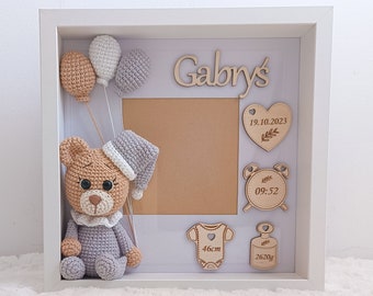 HERMANN Teddy Bear 約33cmと手作りワードローブの本のセット Baby Birth Stats Frame, Crochet Teddy Bear, Newborn Nursery Decor