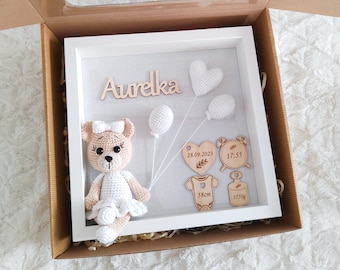 Cornice personalizzata con statistiche di nascita per bambina con orsacchiotto all'uncinetto - Regalo di annuncio unico! Ricordo personalizzato per neonati e decorazioni per la camera affascinanti