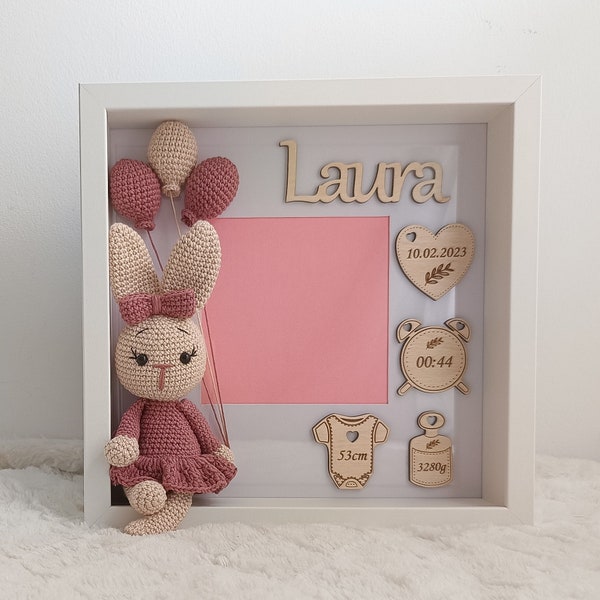 Cadre personnalisé de statistiques de naissance de bébé avec une petite fille au crochet faite main - certificat de naissance, cadre photo avec le nom de bébé, décoration murale pour chambre d'enfant