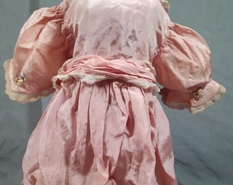 Robe de poupée Jumeau en soie antique avec dentelle et broderie, col séparé et lien à la taille