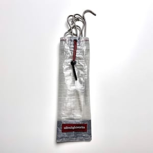 Stake Sack aus Dyneema® – Ultraleichter wasserfester Hering-Beutel für Trekking, Bikepacking & UL-Camping | optional Titan-Heringe