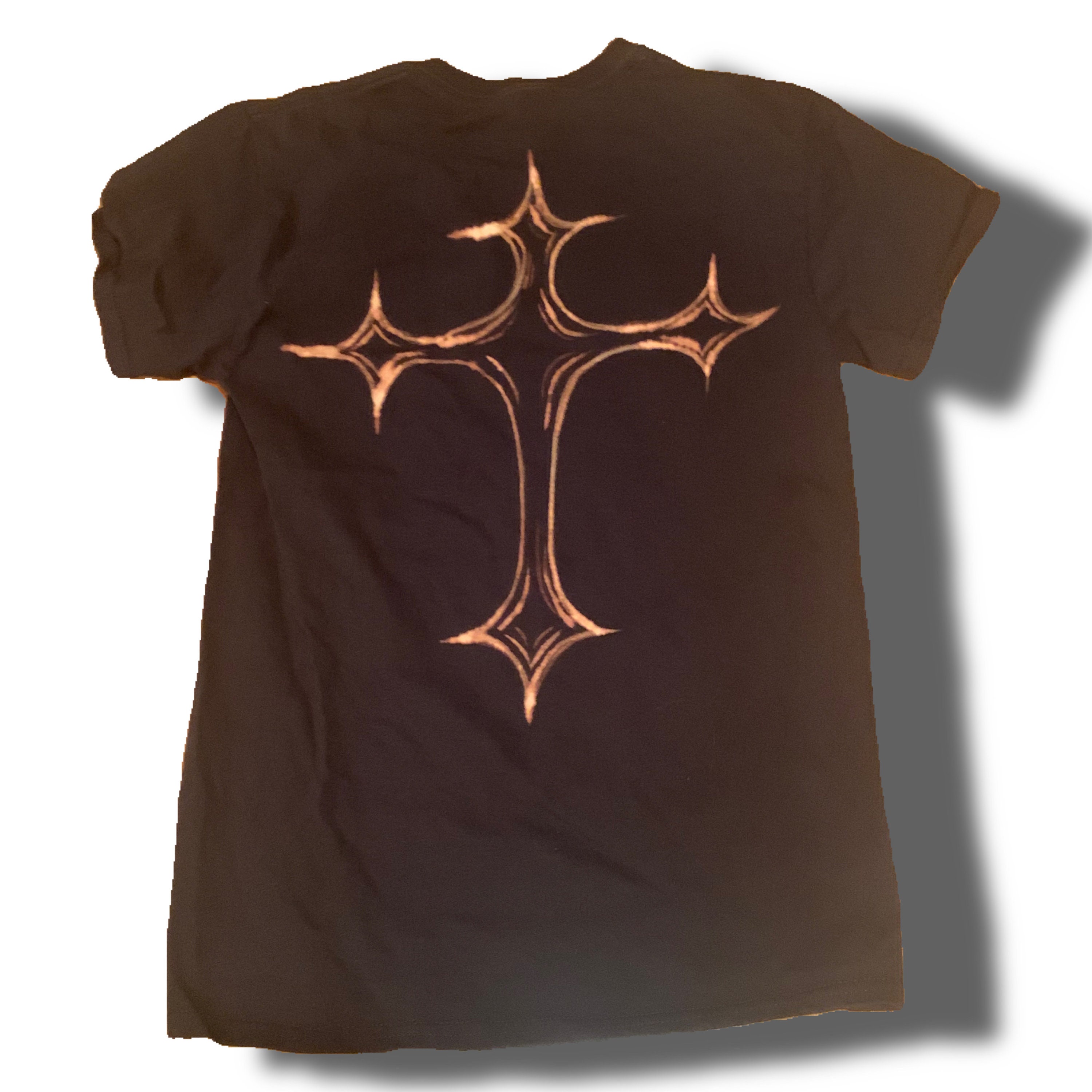 【SANKUANZ】BROWN BLEACH DAGGER PRINTED T-SHIRT 아데쿠베