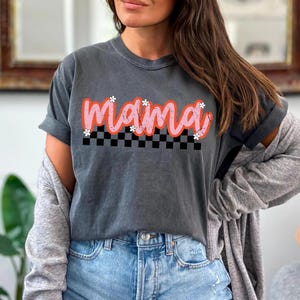 Transferts Mama DTF, prêt à l'emploi, film direct, transfert sur t-shirt, DTF fête des mères, DTF tendance, Checkered Mama, DTF preppy