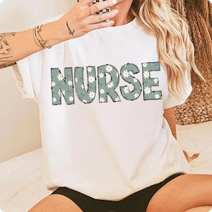 Nurse Daisy Floral DTF, pronto per la stampa, trasferimento DTF, pressa a caldo, trasferimenti diretti su pellicola, stampa DTF, trasferimento a caldo