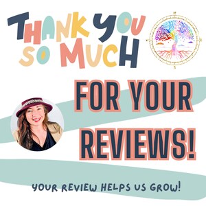 Pu&ograve; includere: Grazie mille per le tue recensioni! La tua recensione ci aiuta a crescere! L'immagine presenta un design colorato dell'albero della vita con una bussola e una donna con un cappello bordeaux.