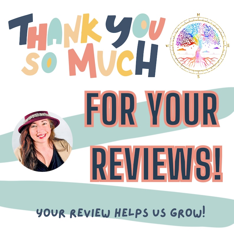 Pu&ograve; includere: Grazie mille per le tue recensioni! La tua recensione ci aiuta a crescere! L'immagine presenta un design colorato dell'albero della vita con una bussola e una donna con un cappello bordeaux.