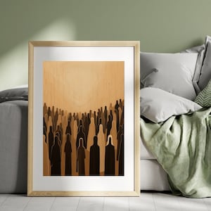 Op de afbeelding: Een ingelijst afdruk van een minimalistisch kunstwerk dat een menigte mensen in silhouetvorm toont. De silhouetten zijn in tinten bruin en zwart tegen een lichtbruine achtergrond.