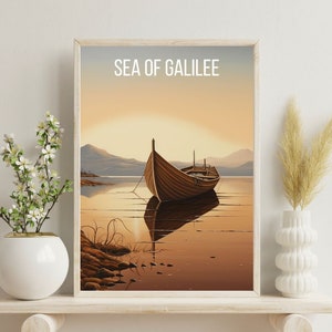 Può includere: Una stampa incorniciata con il testo "SEA OF GALILEE" in alto. La stampa raffigura una barca di legno su uno specchio d'acqua calmo con montagne sullo sfondo. Il cielo è di un dolce colore arancione e giallo.