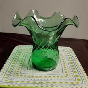 Lovely Vintage Green Swirl Ruffled Vase