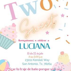 Puede incluir: Una invitación colorida para una fiesta en la piscina celebrando un cumpleaños. La invitación presenta un cupcake, un cono de helado y una paleta de hielo, junto con el texto "Two Sweet" y "Pool Party!"