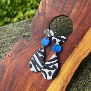 Uitdagende zwart-wit-blauwe oorbellen | Grafische kleidruppeloorbellen | Moderne statement hangers | Handgemaakte sieraden van polymeerklei