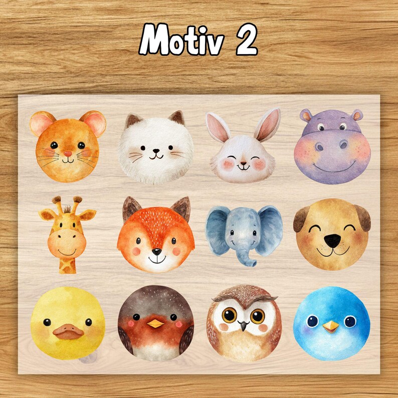 Pode incluir: Uma cole&ccedil;&atilde;o de ilustra&ccedil;&otilde;es de animais em aquarela, incluindo um rato, gato, coelho, hipop&oacute;tamo, girafa, raposa, elefante, c&atilde;o, pato, p&aacute;ssaro, coruja e p&aacute;ssaro azul. O texto "Motiv 2" est&aacute; no topo. Fundo de madeira clara.