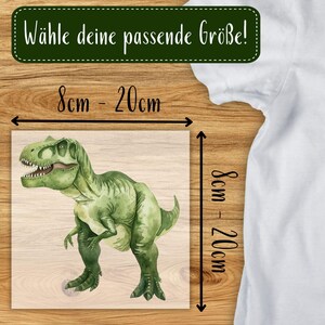 Op de afbeelding: Vierkant houten paneel met een aquarel illustratie van een groene Tyrannosaurus Rex. Het paneel meet 8 cm tot 20 cm. De tekst bovenaan luidt "Kies je maat!"