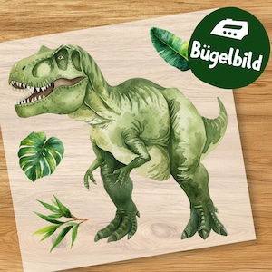 Puede incluir: Una transferencia termoadhesiva de un Tyrannosaurus Rex verde con texturas estilo acuarela, acompañada de dos hojas tropicales verdes y una pequeña rama. Una insignia circular verde oscuro muestra un icono de plancha y el texto Bügelbild.