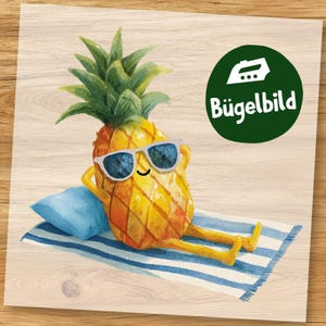Może przedstawiać: Akwarelowa ilustracja zrelaksowanego ananasa w okularach przeciwsłonecznych, leżącego na niebieskiej poduszce i pasiastym ręczniku. Ananas ma ręce i nogi. Zielone koło z napisem "Bügelbild" znajduje się w prawym górnym rogu.
