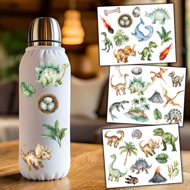 K&ouml;nnte beinhalten: Eine wei&szlig;e isolierte Wasserflasche mit verschiedenen Dinosaurier-Aufklebern. Die Aufkleber zeigen Dinosaurier, Eier, Palmen und einen Vulkan.
