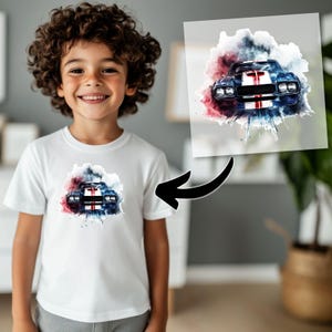 Puede incluir: Una camiseta blanca con un dise&ntilde;o de acuarela de un coche de m&uacute;sculo azul y rojo. El coche tiene una franja blanca en el centro y una franja roja en el cap&oacute;.