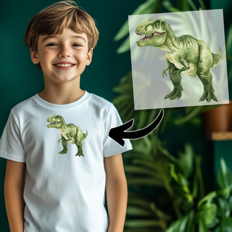 Op de afbeelding: Wit T-shirt met een groene Tyrannosaurus Rex-afbeelding. De dinosaurusillustratie heeft gedetailleerde schaduwen en highlights, waardoor het er realistisch uitziet. Het shirt is gemaakt van een zacht materiaal en is geschikt voor kinderen.