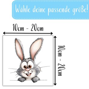 K&ouml;nnte beinhalten: Eine Cartoon-Illustration eines grauen Kaninchens mit gro&szlig;en Augen und einem breiten L&auml;cheln. Das Kaninchen schaut &uuml;ber eine wei&szlig;e Fl&auml;che. Das Bild ist 10 cm x 10 cm gro&szlig;.