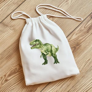 Op de afbeelding: Witte trekkoordtas met een groene Tyrannosaurus Rex illustratie. De dinosaurus is afgebeeld in een aquarel stijl met groentinten en een gedetailleerd ontwerp. De tas heeft een witte trekkoordsluiting.