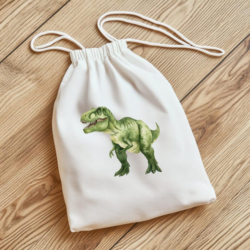 Op de afbeelding: Witte trekkoordtas met een groene Tyrannosaurus Rex illustratie. De dinosaurus is afgebeeld in een aquarel stijl met groentinten en een gedetailleerd ontwerp. De tas heeft een witte trekkoordsluiting.