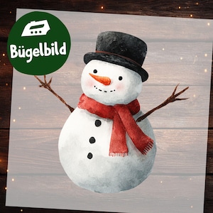 Könnte beinhalten: Aquarell-Illustration eines Schneemanns mit schwarzem Zylinder und rotem Schal. Der Schneemann hat eine Karottennase, einen Kohlemund und Zweigarme. Das Bild enthält den Text "Bügelbild" in einem grünen Kreis.