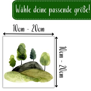 May include: Watercolour illustration of a green hill with five trees. The trees are different shades of green and have a watercolour effect. The text "W&auml;hle deine passende gr&ouml;&szlig;e!" is at the top of the image. The text "10cm - 20cm" is below the image.