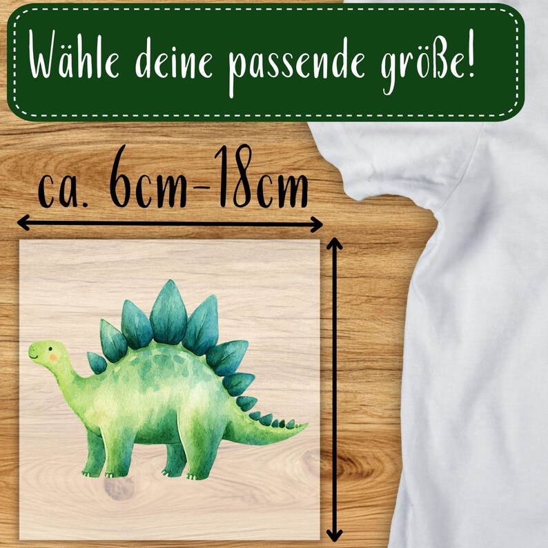 May include: A watercolor illustration of a green Stegosaurus dinosaur on a wooden background. The image includes the text "W&auml;hle deine passende gr&ouml;&szlig;e!" and measurements of approximately 6cm-18cm.