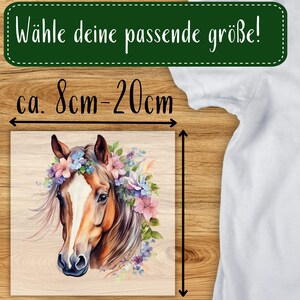 May include: A square print featuring a watercolor illustration of a horse's head adorned with a floral crown. The horse has a brown coat, a white blaze, and a flowing mane. The print is approximately 3 to 8 inches in size, with text in German.