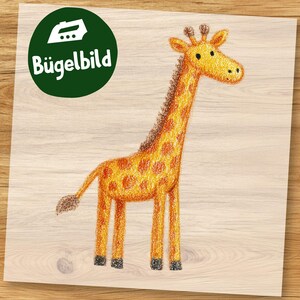 Könnte beinhalten: Eine farbenfrohe Illustration einer Giraffe mit langem Hals und braunen Flecken. Die Giraffe ist in Orange- und Brauntönen gehalten, mit dem Text "Bügelbild" in einem grünen Kreis.