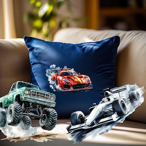 Puede incluir: Tres ilustraciones de acuarela de diferentes coches en una almohada azul. Un cami&oacute;n monstruo verde, un coche deportivo rojo y un coche de carreras blanco.