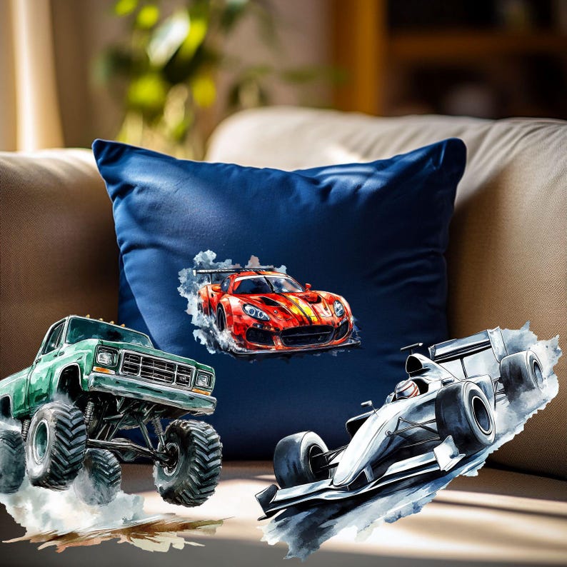 Puede incluir: Tres ilustraciones de acuarela de diferentes coches en una almohada azul. Un cami&oacute;n monstruo verde, un coche deportivo rojo y un coche de carreras blanco.