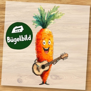Può includere: Illustrazione di una carota arancione sorridente che suona una piccola chitarra. La carota ha capelli di foglie verdi e si trova su uno sfondo di legno. Un cerchio verde con la scritta "Bügelbild" è nell'angolo in alto a sinistra.