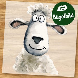Puede incluir: Ilustración de un cordero sonriente con ojos grandes y acentos grises. El cordero es blanco con una parte superior rizada y esponjosa. Un círculo verde con el texto "Bügelbild" está en la esquina superior derecha.