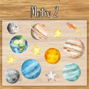 May include: Watercolor illustrations of planets and stars on a wooden background. The image includes planets like Saturn, Earth, and Jupiter, along with yellow and white stars. The text "Motiv 2" is at the top.