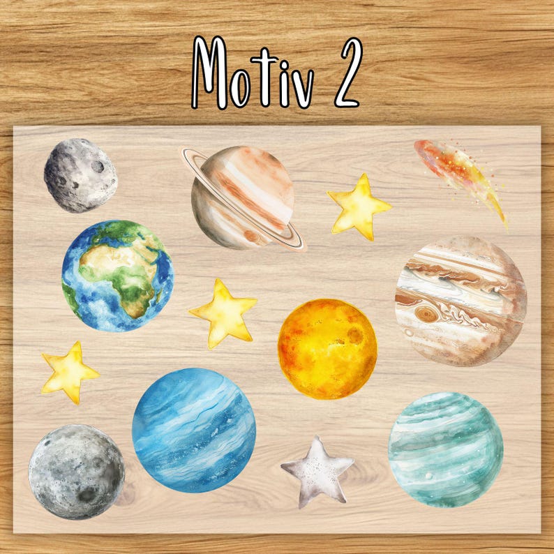 May include: Watercolor illustrations of planets and stars on a wooden background. The image includes planets like Saturn, Earth, and Jupiter, along with yellow and white stars. The text "Motiv 2" is at the top.